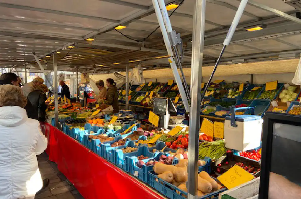 Weekmarkt Loosduinen interieur